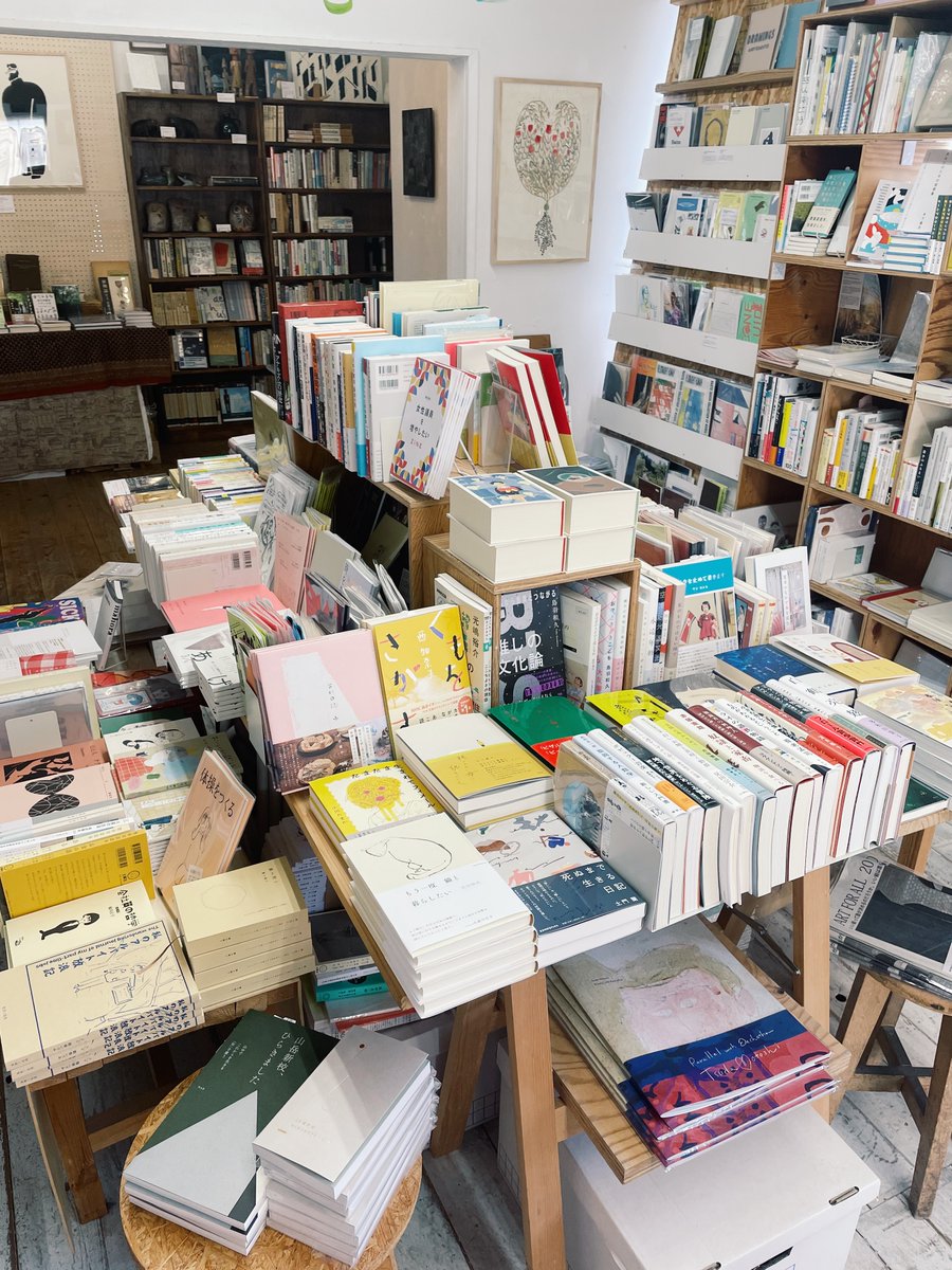 ikinobirubooks's tweet photo. ON READINGさん @ON_READING でも生きのびるブックスの本をお取り扱いいただいています。お店で店主の黒田さんとお話ししている間に、ちょうどお客さんが『死ぬまで生きる日記』を購入してくださるといううれしい出来事も。熊谷聖司さんの写真展にも見入ってしまいました。6/11まで開催中だそうです！ https://t.co/qYANNDQPQb