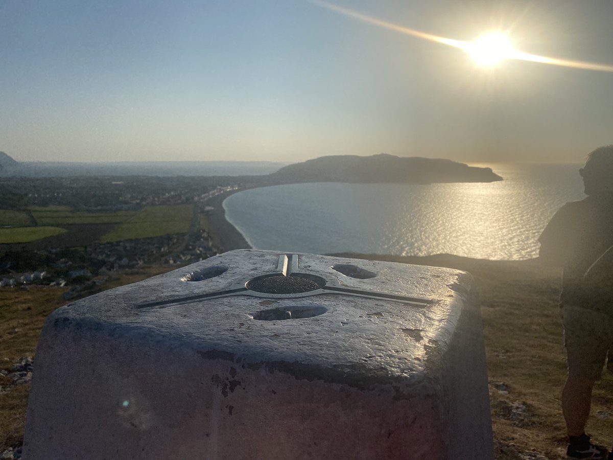 @jjjj86 @illandudno @eventsconwy @NWTBiz @GoNorthWales @greatormemines some fantastic views from the Little Orme Llandudno 🏴󠁧󠁢󠁷󠁬󠁳󠁿yesterday evening. Thanks to Adrian from the GOES & @HomeFrontMuseum for the really informative and interesting talk