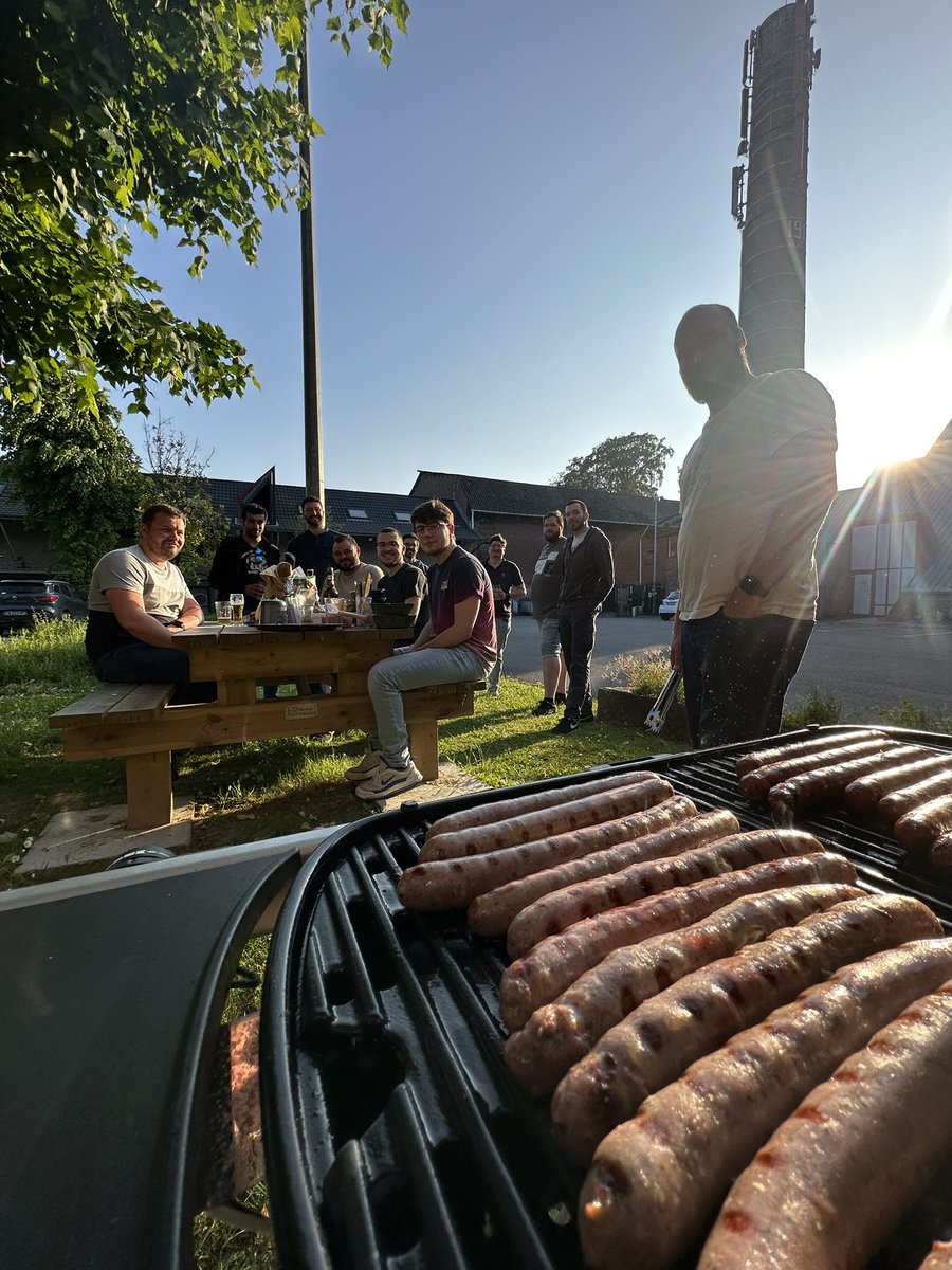 Le repère des bons vivants c’est chez Jetdev !

Simple et efficace, on profite des premières chaleurs pour faire griller les saucisses 🍖

Merci à Max une fois de plus pour l’orga 🙏

#bbq
