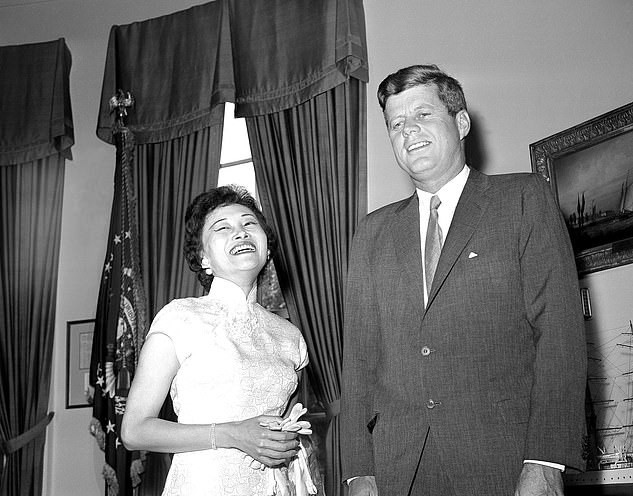 presidentmanny's tweet photo. 61 Years Ago Today, on #ThisDayInHistory, #President #JohnFKennedy meets with Chairwoman of Chinese Refugee Relief, Anna C. Chennault at The @WhiteHouse on June 2, 1962 🇺🇸🌏 @JFKLibrary @JFKonThisDay @RadInstitute @WhiteHouseHstry #JFK #POTUS #POTUS35 #1960s #Sixties #History https://t.co/xSbOKvaoEc