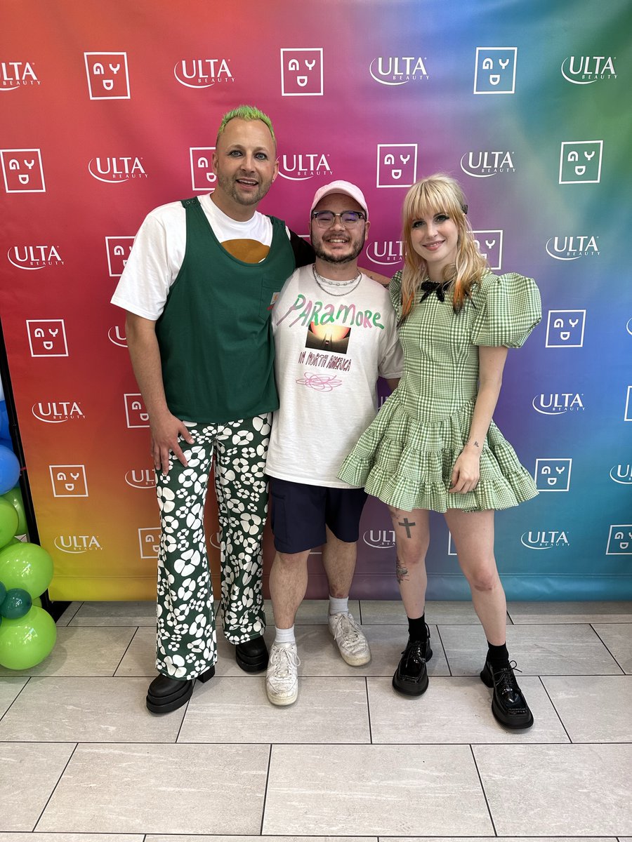 Mathewk_12's tweet photo. Bruh did today really fucking happen im just ahhhhh STILLL FUCK!! Shoutout all the people in the meet up camp out line! You're all amazing! @Paramore #paramorefamily #paramore #ulta #ParamoreMSG #paramorenyc #ultanyc https://t.co/94RKA6ULlt