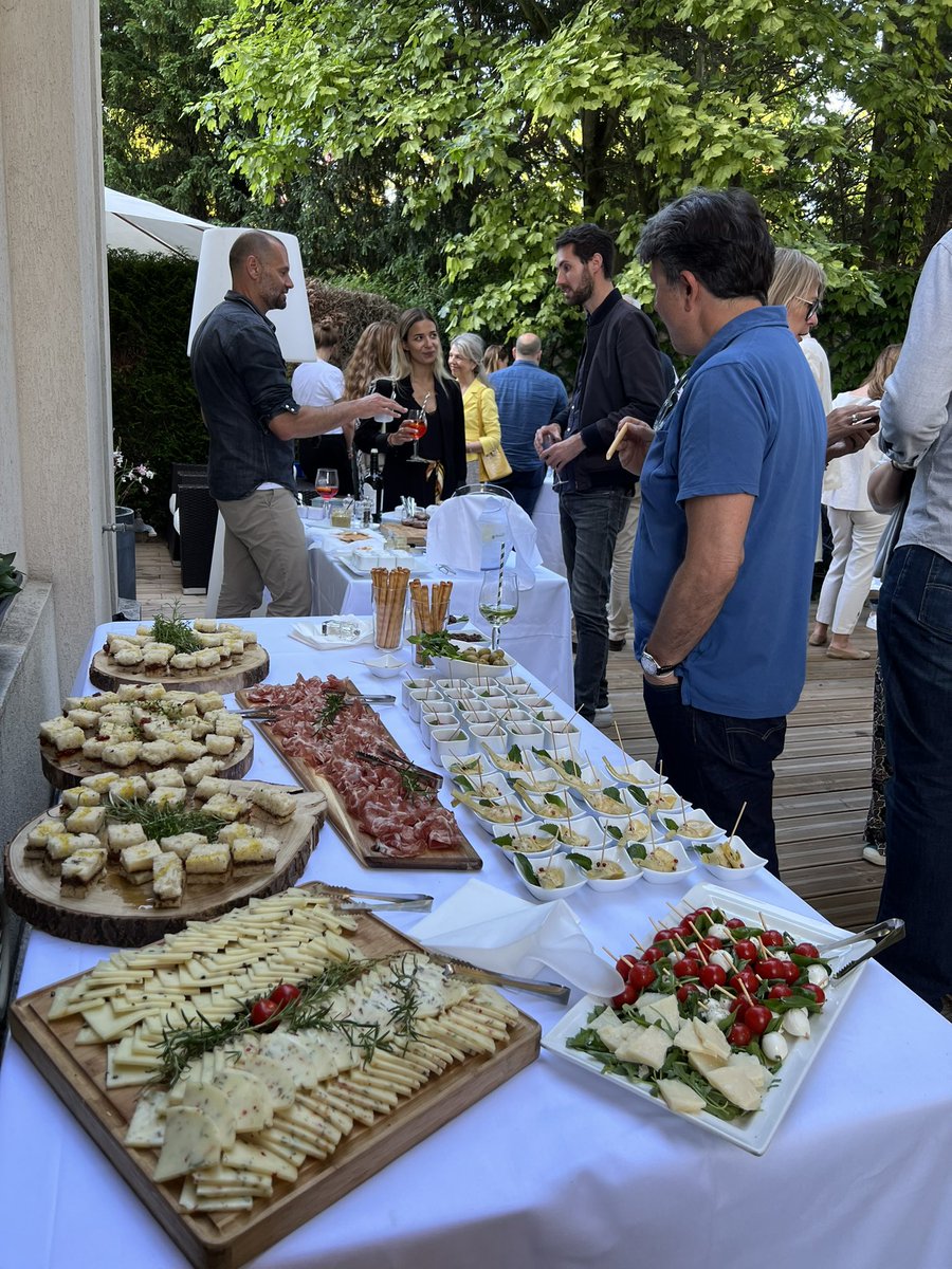 francoiseaski's tweet photo. 5eme édition de l’Apéro Network @VilleSaintCloud #deveco Un beau moment d’échanges et de convivialité.#hotel
Quorum# https://t.co/S7aLOSqtvd