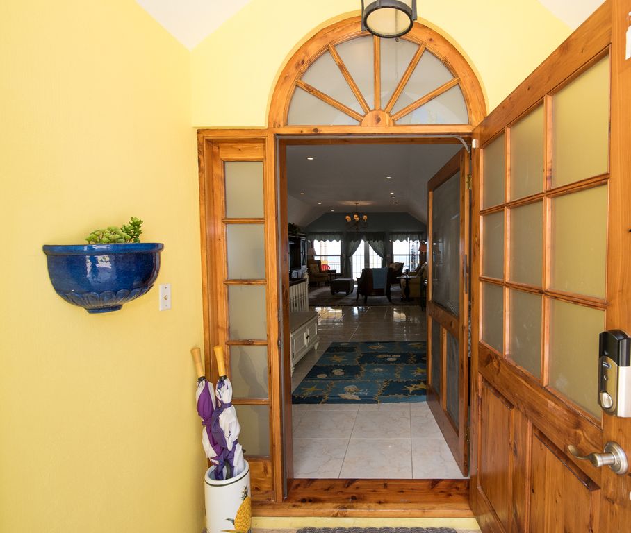 Southern_ViewsR's tweet photo. This beautiful spacious 4 bedroom private property is ideally located on the grounds of the Fairmont Southampton Hotel, enjoying a commanding presence and stunning panoramic views of the award winning and world-famous Horseshoe Bay Beach. https://t.co/xpMn81zeW4 https://t.co/NNPBJMHyzS
