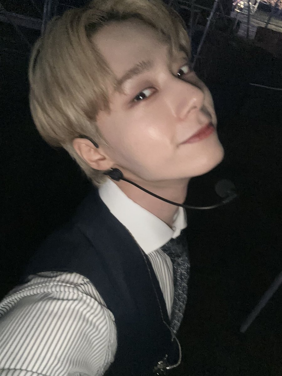 official_ONEUS's tweet photo. [#환웅]
야외무대+달님=💓 https://t.co/PHJP2ddePm