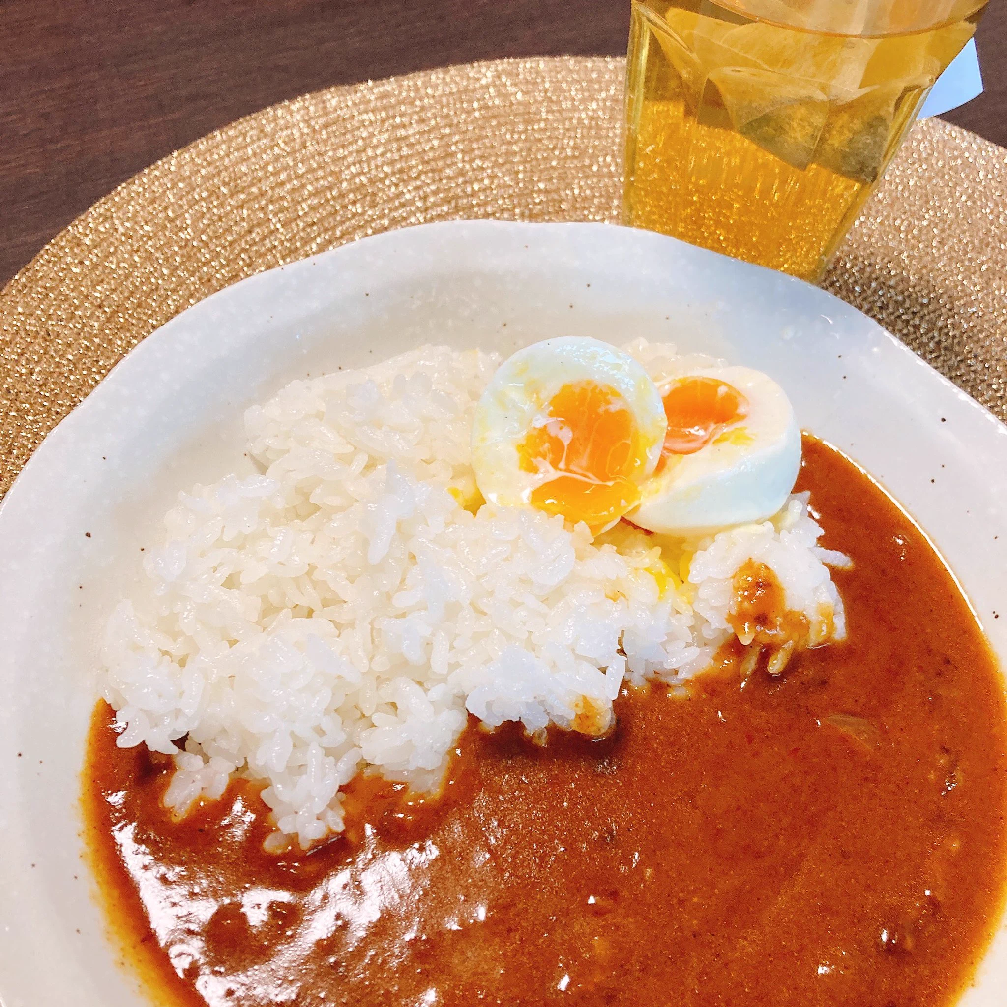 買い物から帰ったら暴風雨で🌀慌ててカッパきて
ユッカに麻布巻いて固定、13号埋立地の水門開けて、
風に弱い植物を室内に入れた。
今からお昼ごはん。
カレーライスにウフマヨ。ウフ。  