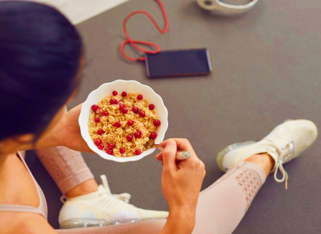MasroorAnwar13's tweet photo. Always eat when sitting down.
https://t.co/O8bdgBCrFF https://t.co/aubfXZ4TFf