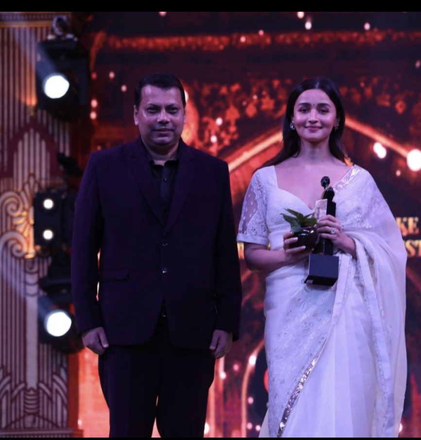 @Dpiff_official Congratulations to Alia Bhatt for winning the 'Best Actress award for Gangubai Kathiawadi at Dadasaheb Phalke International Film Festival Awards 2023