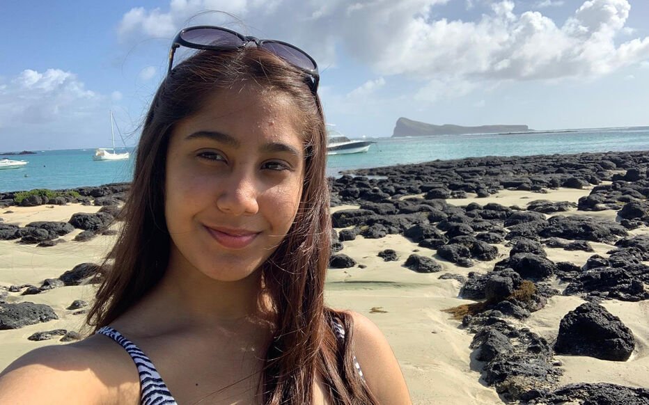 ChLECHEVALIER's tweet photo. #Shaïna_Hansye avait 15 ans en 2019.

Enceinte d'Omar, elle a été tuée puis brûlée vive à Creil,  2 ans après avoir subi un viol collectif.
(À l'époque, le juge avait laissé son agresseur revenir ds la ville).

Pour le viol, des peines -avec sursis- viennent d'être prononcées... https://t.co/6s0JcztAy0