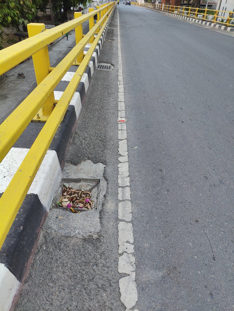 vijis0605's tweet photo. @chennaicorp 
Requesting the Chennai corporation to pls ensure the ditches for rain water to drain are covered at road level and also if the cat's eye can be embedded in the road in such a way that it does not pop out. It will help runners and walkers https://t.co/MFZd1ZRleG