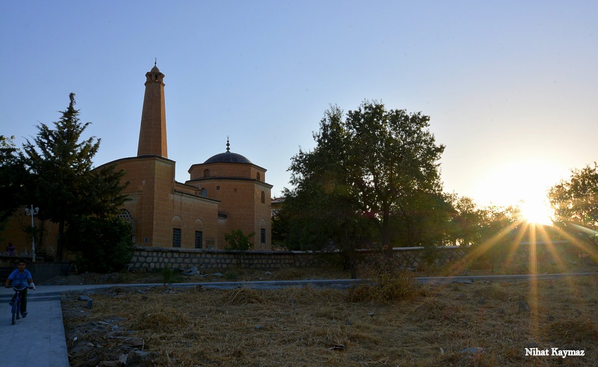 SiirtValiligi's tweet photo. Allah’ın rahmeti ve bereketi üzerinize olsun. 

Dualarınız kabul, cumamız mübarek olsun. 

#HayırlıCumalar 🇹🇷

#Tillo https://t.co/HH6F8kzU5H