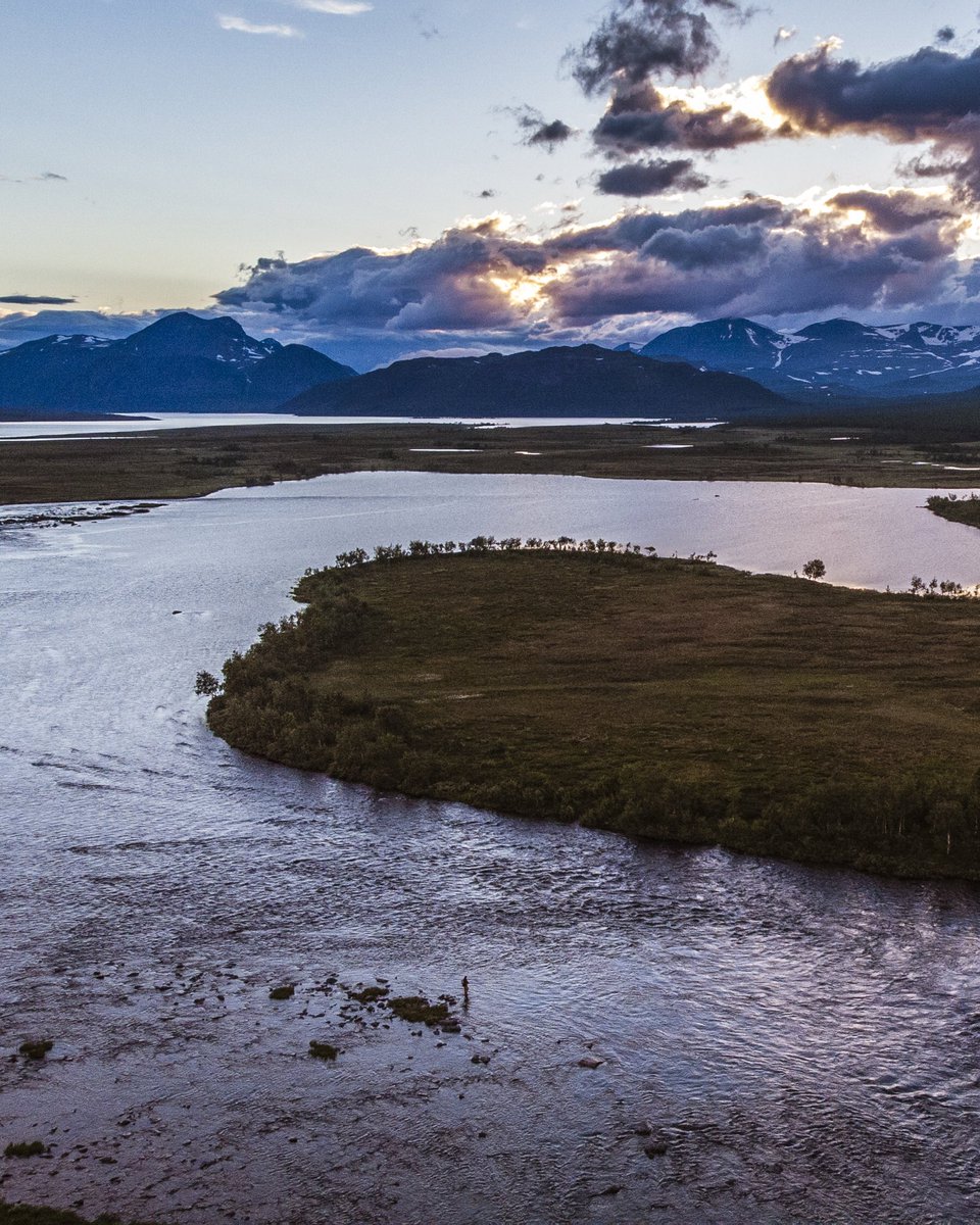 Fishing through the nightless nights.
#midnightsun #flyfishing #Travel 

📷 swedishlapland | ig