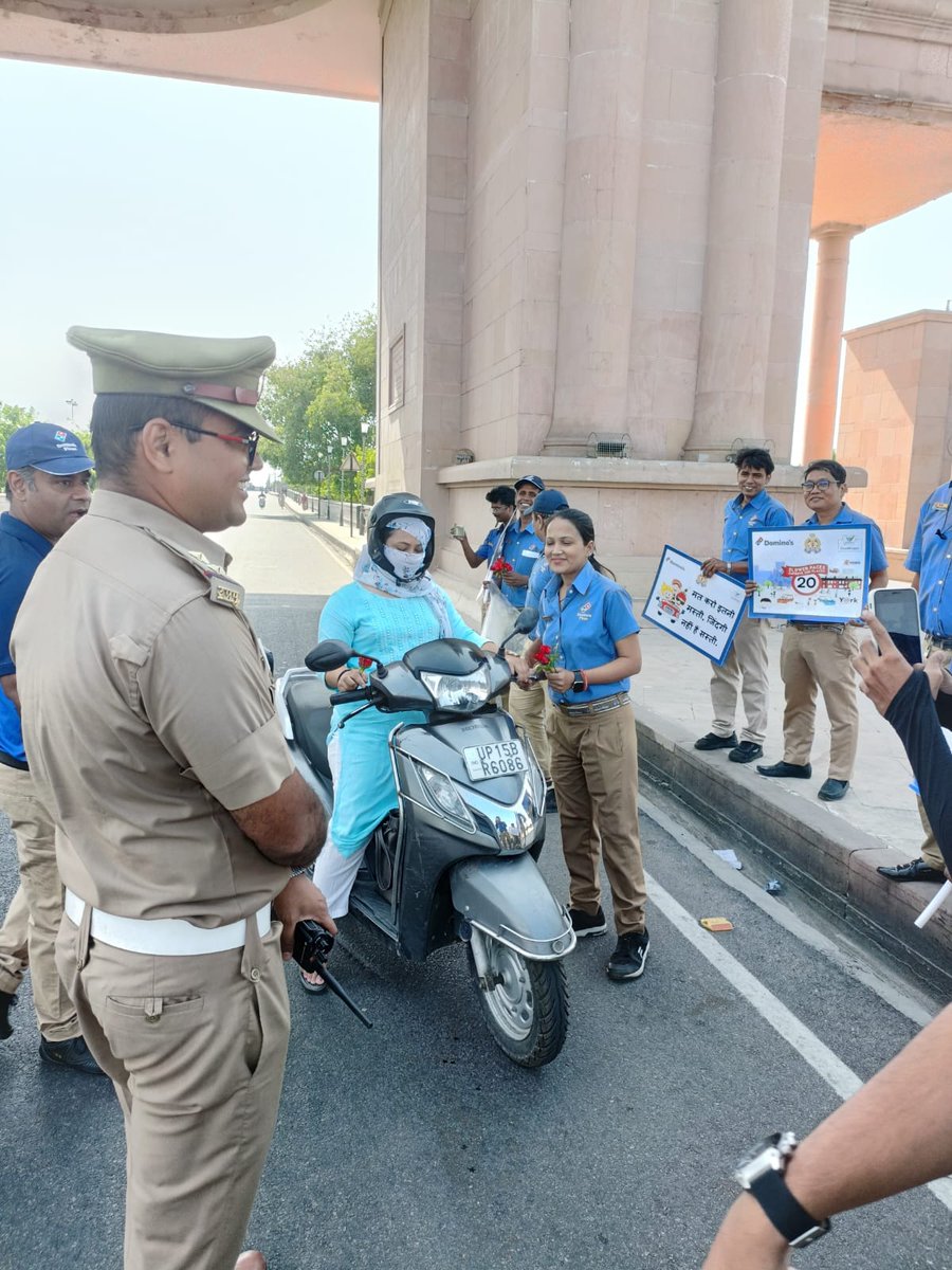 यातायात नियमों के उलंघन पर अगर चालान है....तो पालन पर फूल से सम्मान भी...!

1090 चौराहे पर @dcptrafficlko के निर्देश पर चेकिंग अभियान में नियमों का पालन करने वाले लोगों को पुलिस और Dominos कर्मियों ने प्रोत्साहित कर फूल देकर किया सम्मानित...!

#लखनऊ