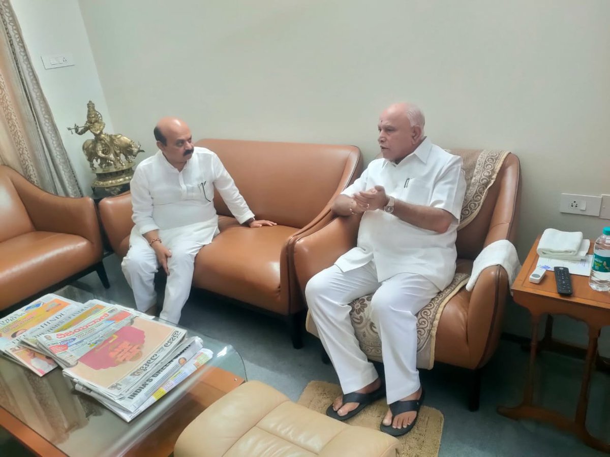 Former #Karnataka CM #BasavarajaBommai meets former CM and senior BJP leader #BSYediyurappa. State BJP is yet to decide on the Leader of the Opposition.