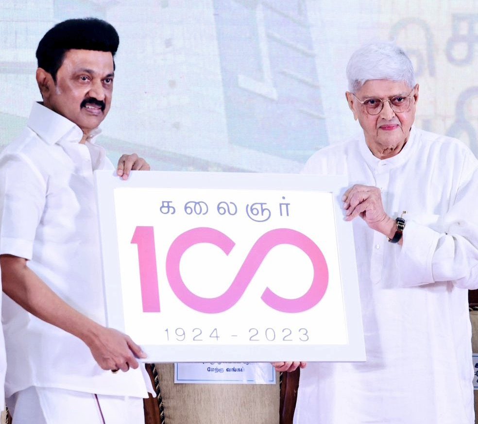 rajiv_dmk's tweet photo. காந்தியின் வாரிசும் கலைஞரின் வாரிசும்

நாடு காக்கும் க���ுத்தியல் தளத்தில்!!

 #கலைஞர்100 https://t.co/GzPzrrAPHf