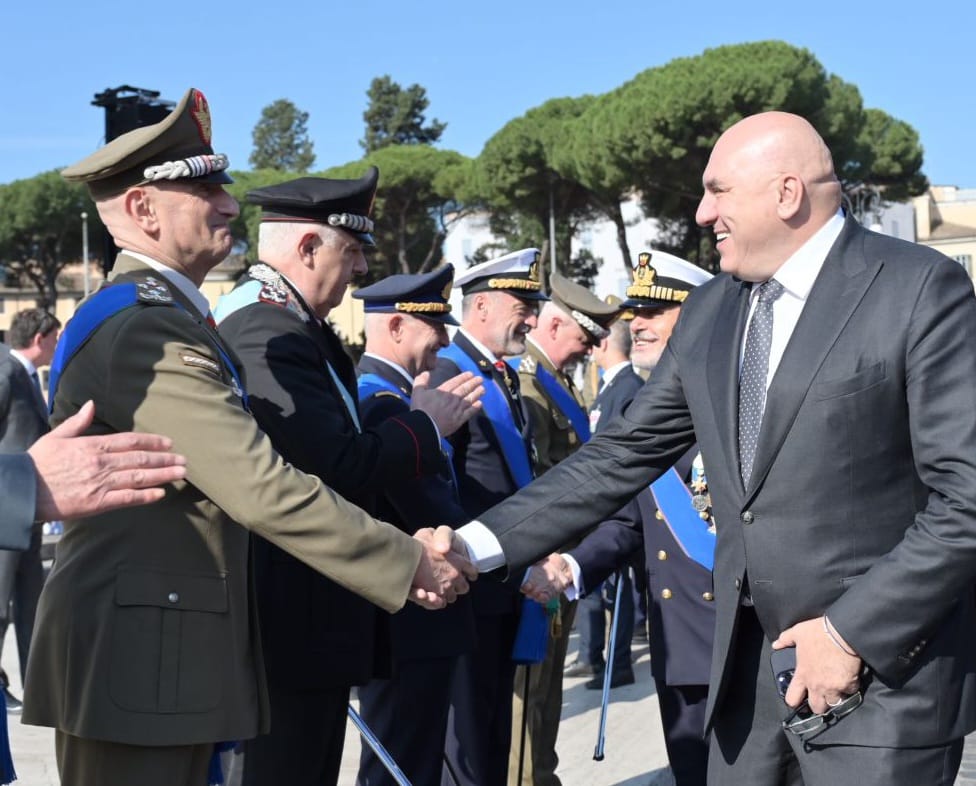 #2giugno
L'arrivo del Ministro @GuidoCrosetto e del #CapoSMD Ammiraglio Giuseppe Cavo Dragone all'Altare della Patria. A breve, la solenne cerimonia con il Presidente #Mattarella.
#FestaDellaRepubblica