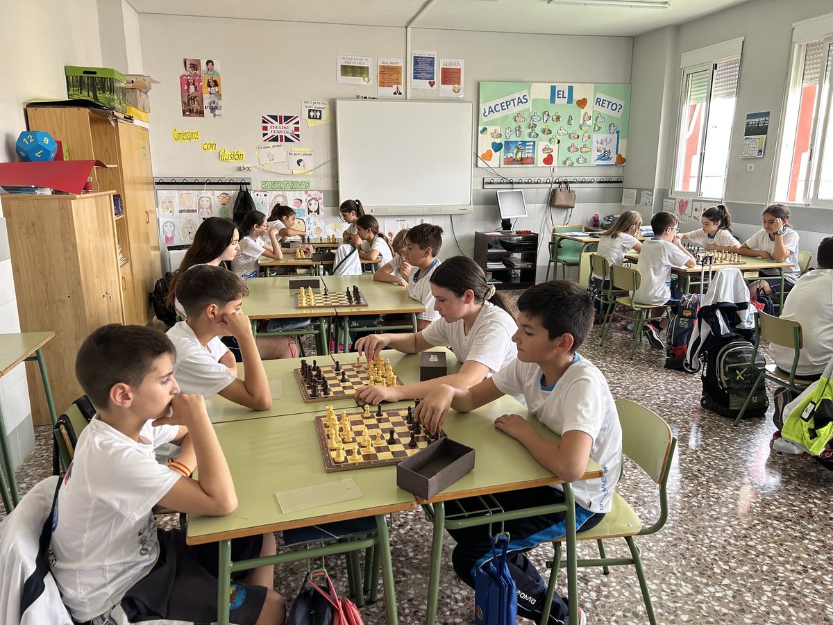 AytoLasTorresC's tweet photo. El colegio Divino Maestro ha celebrado un campeonato de ajedrez para sus cursos de 5º de Educación Primaria. En esta cita su alumnado pudo poner en práctica todo lo aprendido este curso sobre esta disciplina, muy arraigada en el centro y que se desarrolla en diferentes cursos. https://t.co/7OQLdZ0GP9
