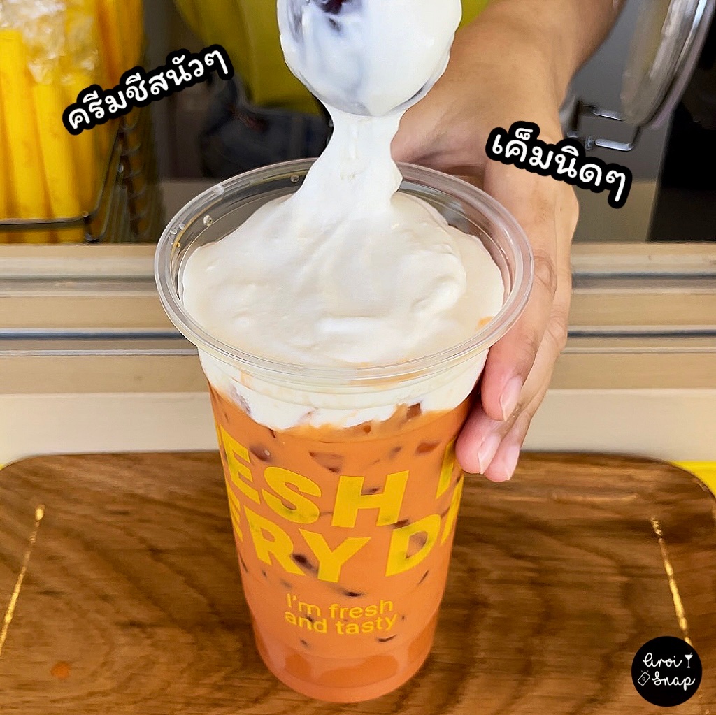 มาเดินเล่นหาของกินที่จ๊อดแฟร์แดนเนรมิต ก่อนเดินก็ถ่ายรูปแถวปราสาทไป1กรุบ ด้วยความที่อากาศร้อนไม่ไหว อยากหาอะไรเย็นๆเจอร้าน Fresh Me ก็รีบพุ่งตัวไปอย่างไว😆 เพิ่งรู้ว่าเค้ามีเมนูชาชักด้วย อารมณ์แบบชาใต้หอมๆ มีทั้งชาชัก ชาชักชีส ชาชักปั่น นี่ชอบชาชักชีสสุด หอมนัวเค็มนิดๆ😍 <a href="/aroii/">@aroii บอกต่อ</a>