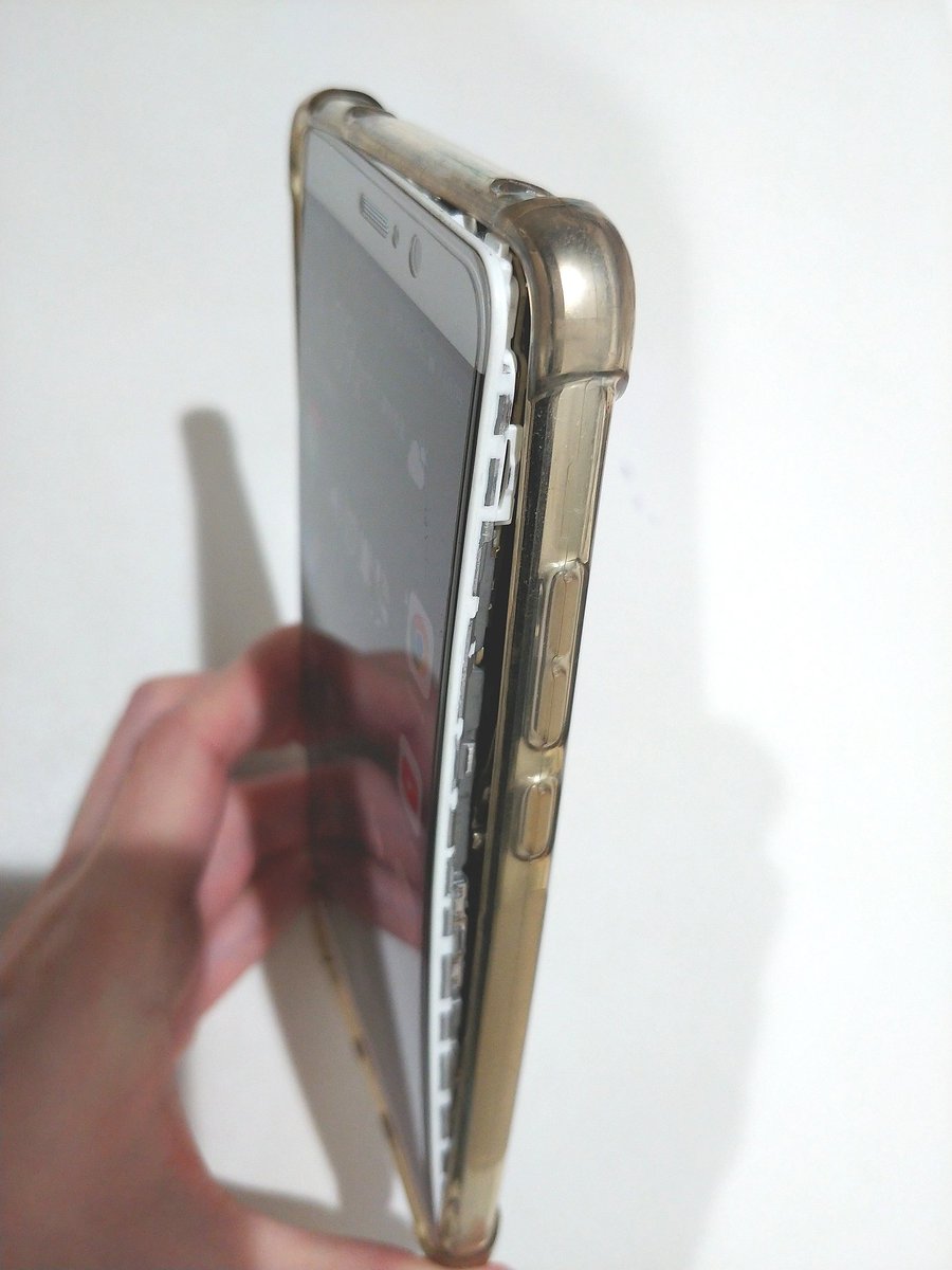 d_azaranian's tweet photo. 愛用スマホ、限界レベル突破しそうw
不思議と充電できるし
使えちゃうけど
さすがに不安😇
外カメラが遂にほぼ使えなくなった

#mate9　#HUAWEI https://t.co/RQMv1EG8dJ