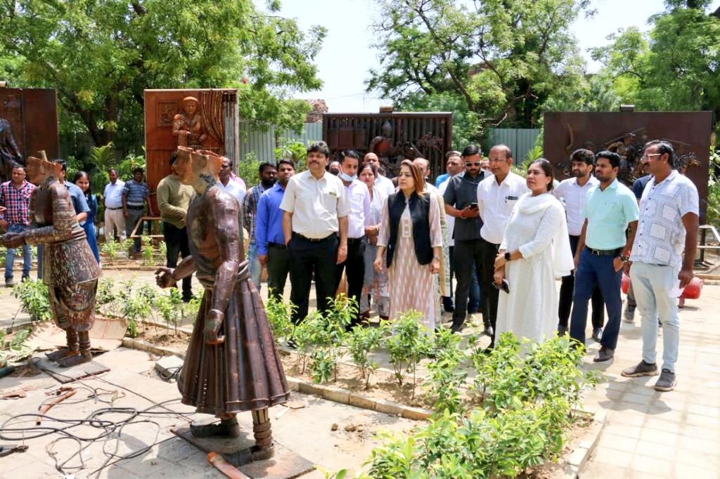 MCD की ओर से ITO स्थित शहीदी पार्क में 'Waste To Art' theme के तहत चल रहे कार्यों का निरीक्षण किया

'Waste To Art' सहित अन्य कार्यों को 20 June तक पूरा करने के निर्देश दिए

CM <a href="/ArvindKejriwal/">Arvind Kejriwal</a>  के Vision अनुसार, MCD Zone-wise parks को विकसित कर रही है—दिल्ली को और हरा भरा बना रही