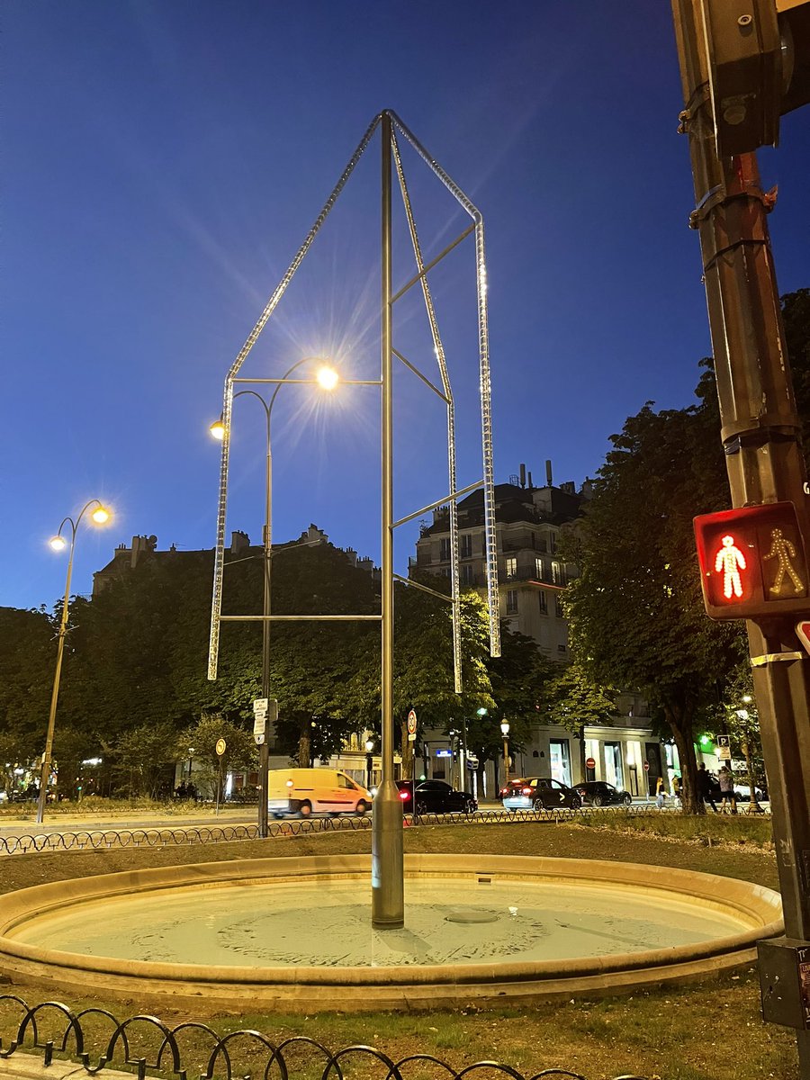 Pelouses mitées, plus de fleurs… le rond-point des #champselysees qui était un des +beaux points de vue de #Paris a été massacré par #Hidalgo et son équipe. Et les fontaines « artistiques » 😖 sont à l’arrêt.
#saccageparis #Paris #SauvonsParis
@GpeChangerParis 1 projet ?