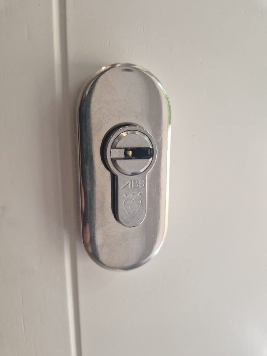 IKSLocksmiths's tweet image. Lock upgrade in Elstree - ABS 3 star antisnap british standard cylinder locks installed on front and back doors.

3 star anti snap clylinders are the most secure locks for upvc and composite doors. 

#bestlocks #antisnap #3star #highsecurity #ABS #britishstandard #MLAlocksmith