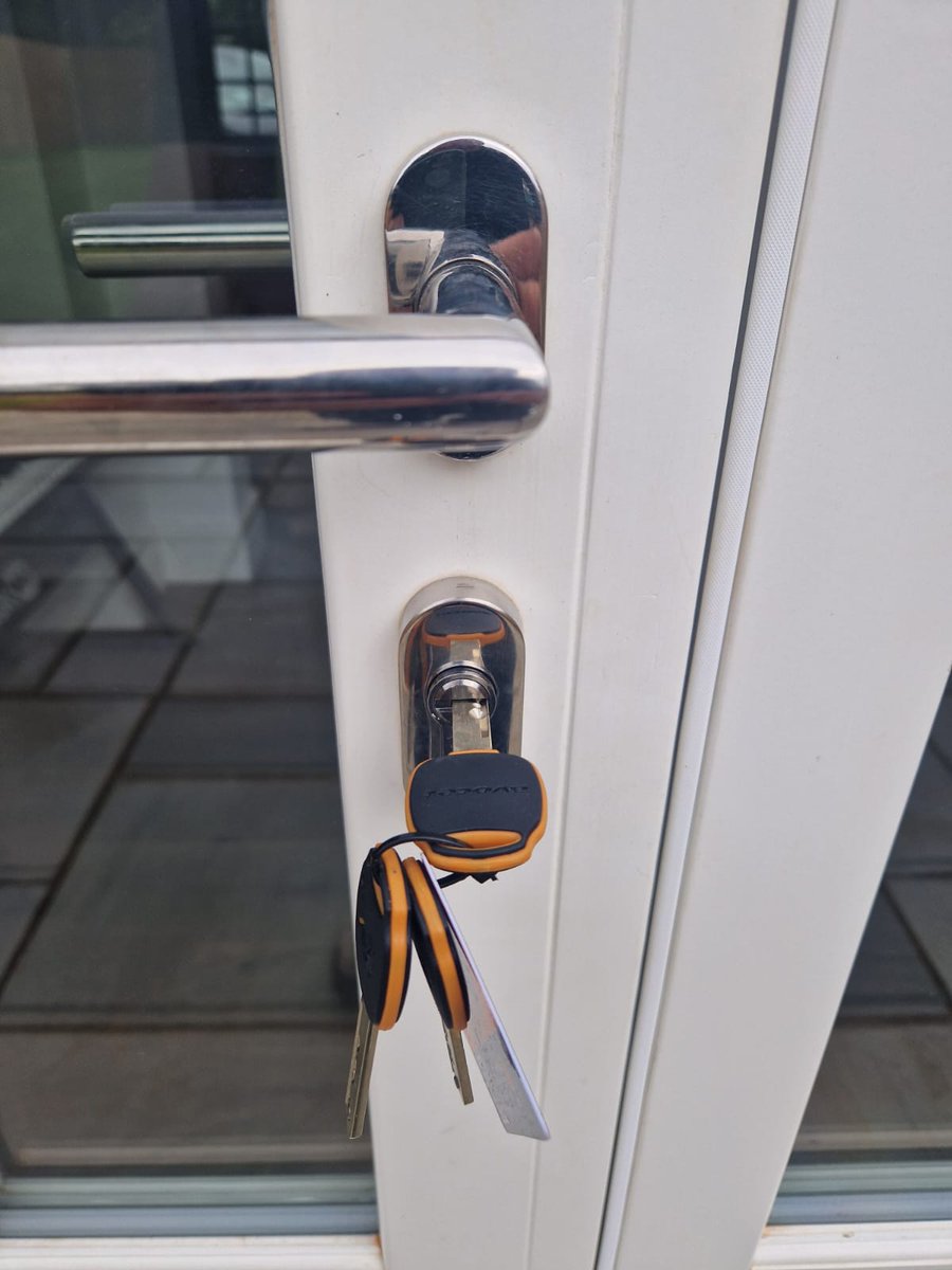 IKSLocksmiths's tweet image. Lock upgrade in Elstree - ABS 3 star antisnap british standard cylinder locks installed on front and back doors.

3 star anti snap clylinders are the most secure locks for upvc and composite doors. 

#bestlocks #antisnap #3star #highsecurity #ABS #britishstandard #MLAlocksmith
