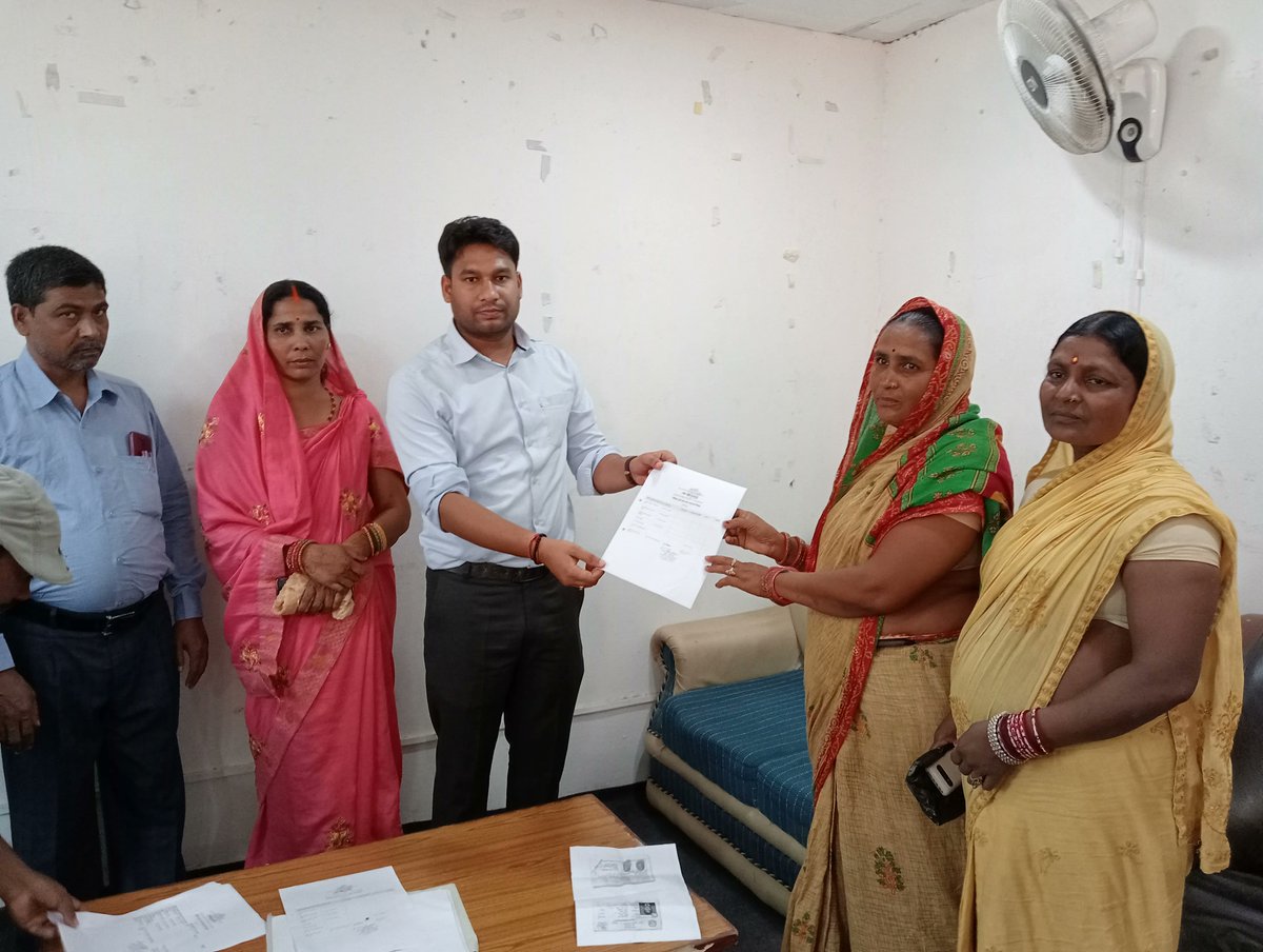 Supported by <a href="/UKinNepal/">UK in Nepal 🇬🇧🇳🇵</a>’s DSIII project, and PIN #Nepal, the Katahariya Municipality is distributing enrolment receipts to flood-affected landless households through the National Land Commission's system and will distribute land ownership certificates to 765 households.