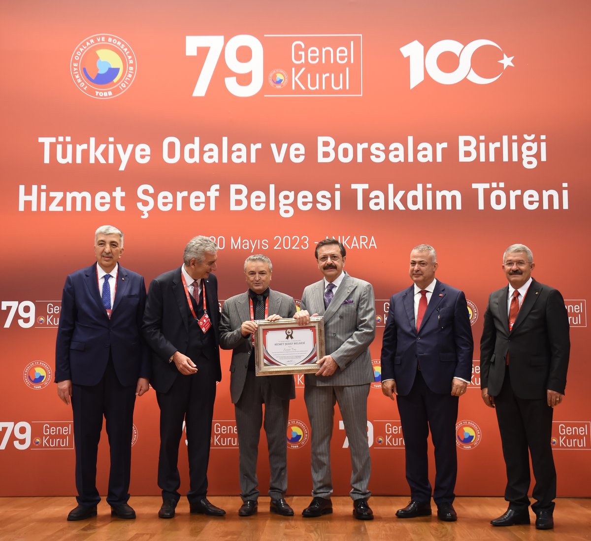 TOBB'un 79.Genel Kurulu'nda, Yönetim Kurulu Başkanımız Servet Taş'a, TOBB Başkanımız Sn.<a href="/RHisarciklioglu/">Rifat Hisarcıklıoğlu</a> tarafından Hizmet Şeref Belgesi takdim edildi.