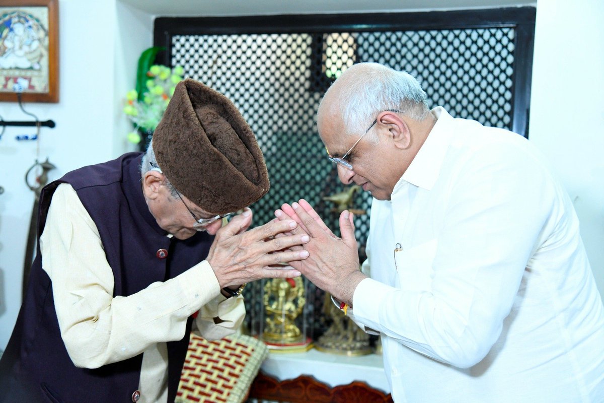 Bhupendrapbjp's tweet photo. લોકસાહિત્ય ક્ષેત્રે ગુજરાતના સુવિખ્યાત લેખક, સંશોધક અને સંપાદક પદ્મશ્રી જોરાવરસિંહ જાદવ સાથે ભાજપાના ‘સંપર્ક થી સમર્થન’ અભિયાન અંતર્ગત મુલાકાત કરી. માનનીય વડાપ્રધાન શ્રી નરેન્દ્રભાઈ મોદીના નેતૃત્વમાં કેન્દ્ર સરકારના પ્રથમ ૯ વર્ષના જનહિતકારી કાર્યો અને યોજનાઓની માહિતી આપી. 
#9YearsOfSeva