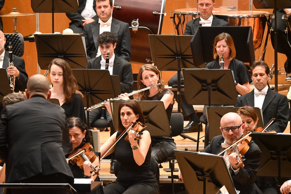 OFIL_Orquesta's tweet photo. A la batuta del maestro Rubén Díez hemos dado sonido a la investigación en Musicología del catedrático de @uniovi_info @RamonSobrino1. Gracias por acompañarnos en este I Festival de Música Iberoamerica (musicUO), que se extiende hasta el 16 de junio. #OFILcontigo @culturaoviedo https://t.co/mDC0kXDTv5