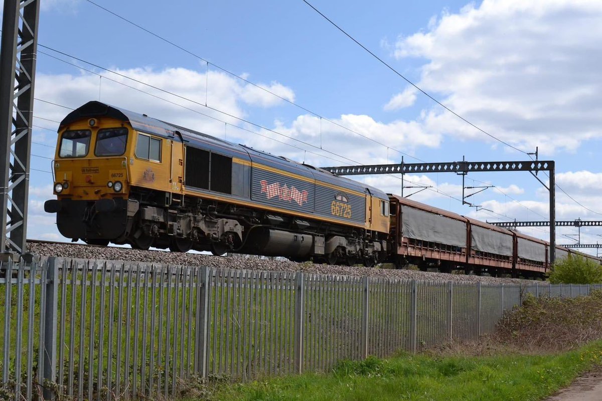 66725 passing Comberford near Tamworth with the 6X43 Dagenham-Garston loaded car carriers. 
25th April 2023 
Pic-©️Paul Keightley

(Picture & description by photographer)