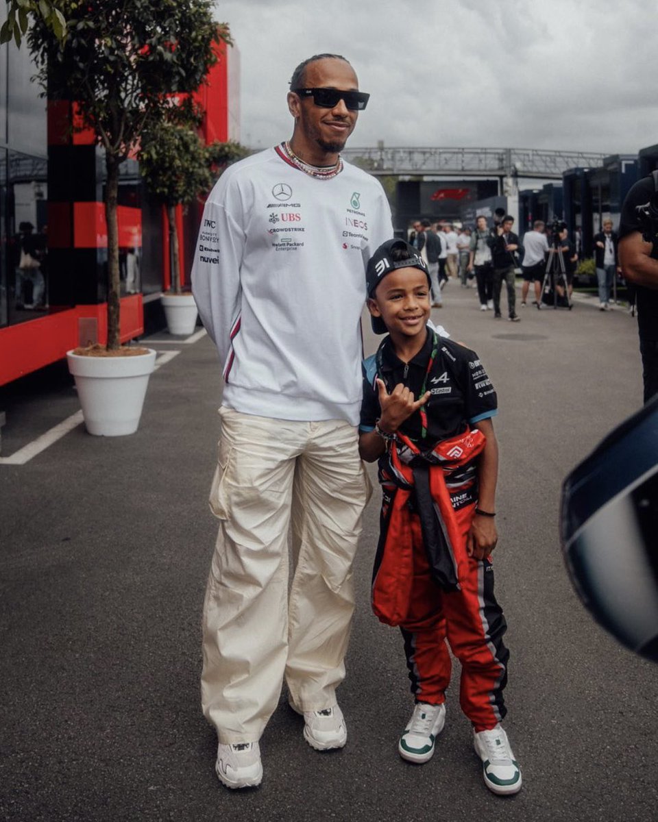 Lewis Hamilton with French karting prodigy Amine Pantoli 🇫🇷

Inspiring the next generation 💪

(via @MercedesAMGF1)