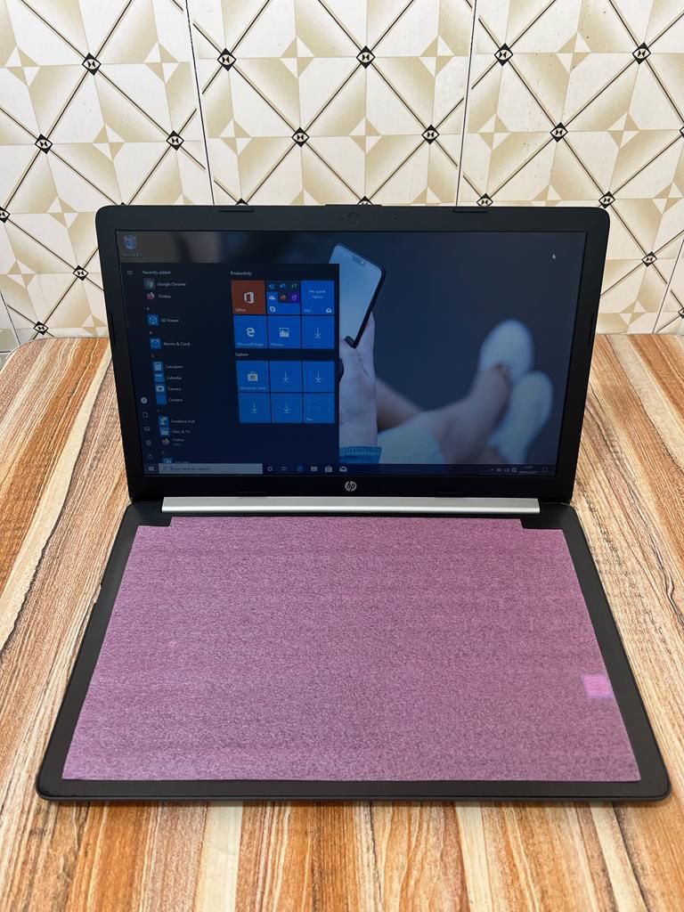 @Accraaaaaa_ *HP 250 G7 NOTEBOOK *
•Slightly used hp laptop 
•Intel corei5 processor 
•8th Gen
•8gb ram(PC4)
•1tb hdd
•1.6ghz speed,turbo speed 3.10ghz 
•intel(R) HD graphics 
•15.6”screen
•very neat and fresh
•long lasting battery
•comes with original charger
•3200