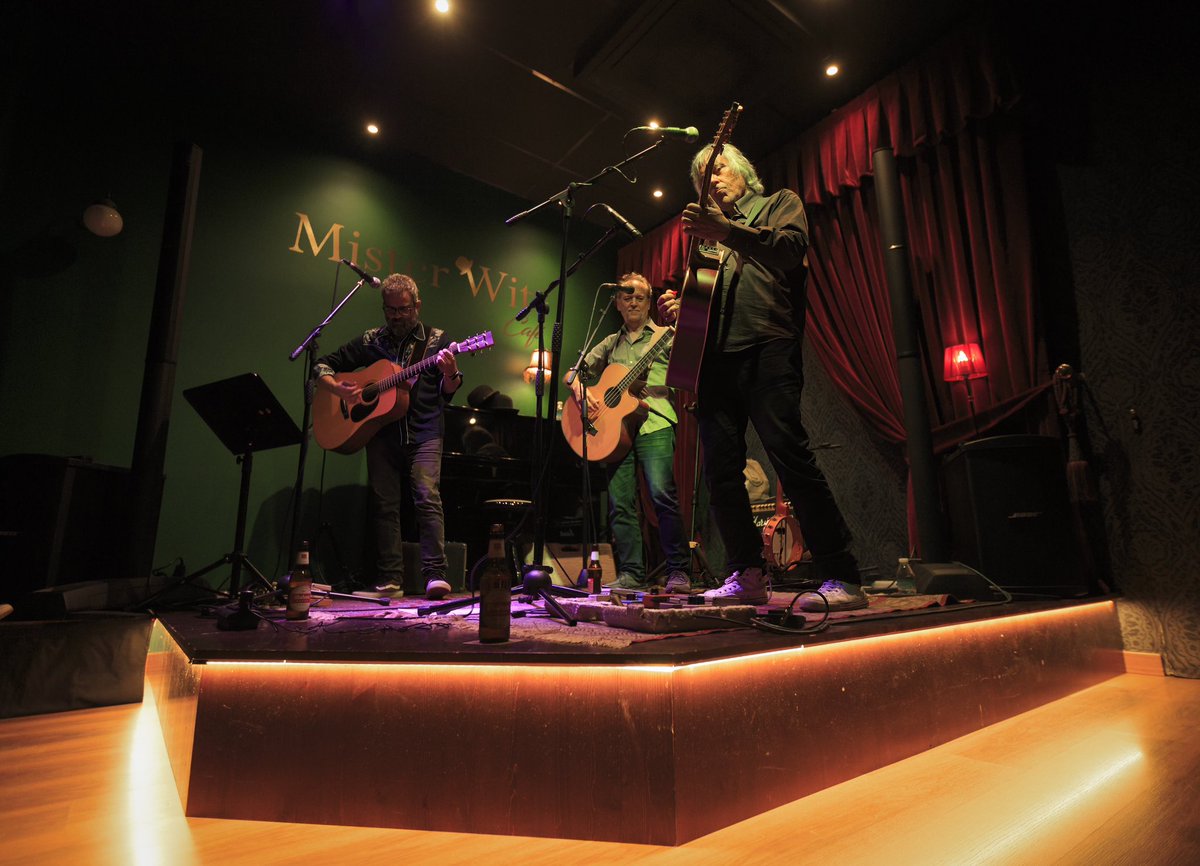 Anoche disfrutamos de Los Astrónomos en Mr. Witt café. Folk psicodélico y surrealista; las letras de Román son deliciosamente extrañas, oníricas a menudo, y la música y voz de Joaquín Talismán y Jose Filemón su complemento perfecto. No os los perdáis si tenéis la oportunidad