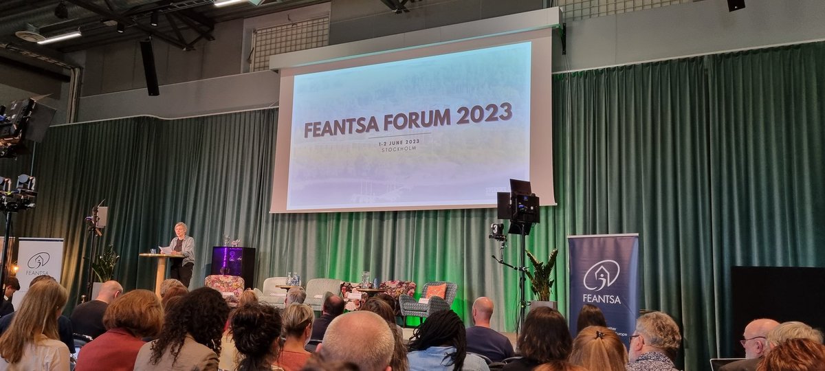 How to end homelessness? <a href="/EHam_neunerhaus/">Elisabeth Hammer</a> vom #neunerhaus in Wien hat gute Ideen und Vorschläge zur Eröffnung des <a href="/FEANTSA/">FEANTSA</a> Forum 2023 in Stockholm mit ca 300 TN aus ganz Europa