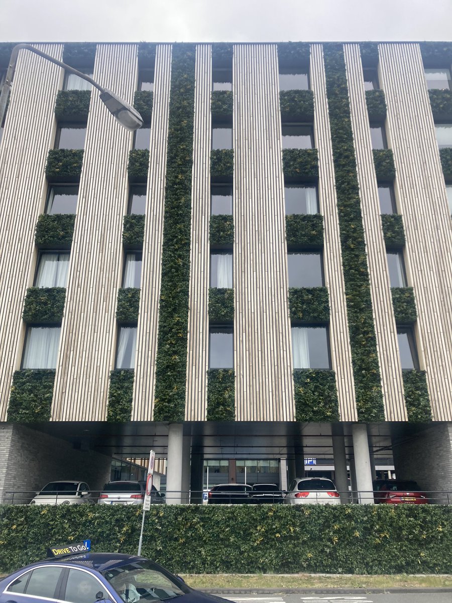rinibiemans's tweet photo. Krijg nou tieten… dit gebouw op AirPort Rotterdam heeft een ‘groene gevel’ met plastic planten 😳 my God #rotterdam #greenwashing https://t.co/vyQg8AfiGt