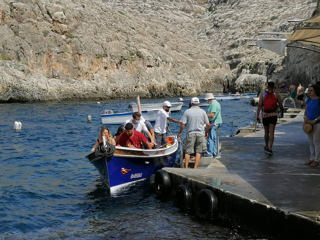 skymanuelima's tweet photo. #Wied_Iz_Zurrieq é um bairro numa pequena enseada com muitos restaurantes, uma torre de vigia histórica e é, também, o local de onde partem os barcos para passeios até a maravilhosa #GrutaAzul. A área também goza de vistas fantásticas sobre o ilhéu de Filfla. #Malta https://t.co/NRLJKQNAR1