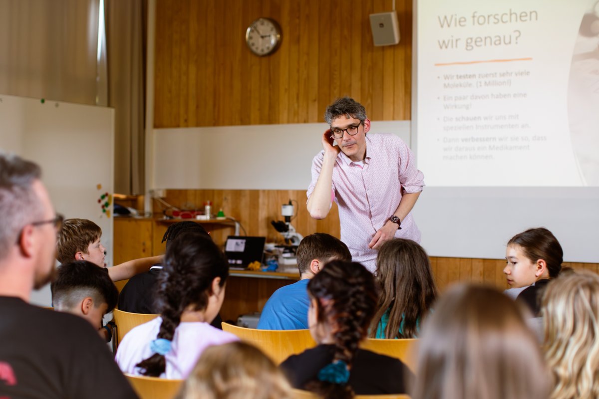 schulcamps's tweet photo. Letzte Woche im @kinderdorfCH: Alvar Gossert von der #ETH beeindruckte die #Kinder der Primarschulen Liestal und Basel mit seinem Input zu #Molekularbiologie. Ebenfalls dabei: unsere tolle Naturwissenschaftslehrerin Daniela Bischof (#phsg) St. Gallen. Fotos: Ketty Bertossi https://t.co/3HQbjEAOdM