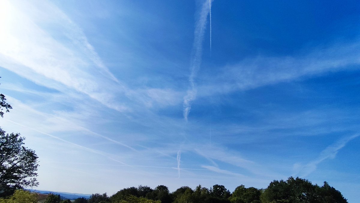 Pulvérisation en cours sur le Limousin ! 🤬
Il va faire chaud aujourd'hui !
#Chemtrails 
✈️😈💩💩💩😈✈️