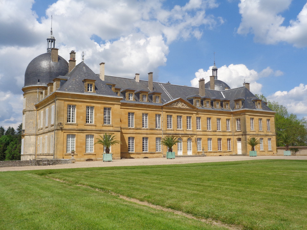 Destination71's tweet photo. Mesdames et messieurs, il est grand temps de prendre vos places pour le spectacle 1900 au Château de #Digoine ! Le temps va bientôt commencer à remonter, êtes-vous prêts pour cet incroyable voyage sur la #Route71 ? ➡️ https://t.co/3VcS7l2uRQ https://t.co/ZcvWb6HqN7