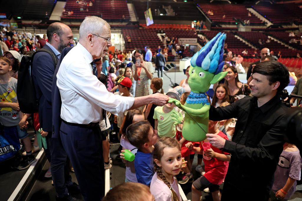 Meeting our president @vanderbellen who is the patron of the Monsterfreunde concerts at the @StadthalleWien . Thank you Michael Wagenthaler for making this possible. Foto © Martin Votava. #monsterfreunde #bundespräsident #igersvienna #stage #wienerstadthalle #puppetry #puppeteer