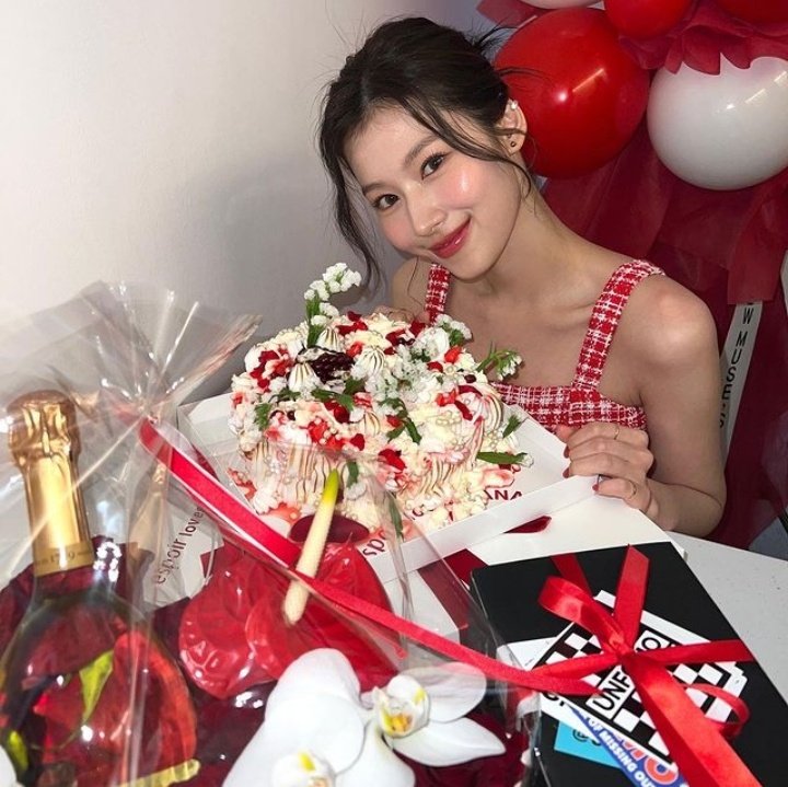 cloeluvsana's tweet photo. [ DAY 03 ]

hi, i'm cloe  ! 
new to #stantwt &amp; #kpoptwt 

— looking for interactive moots !
— she/her, '07 liner
— any fandom is welcome <3

♡/ ↻ to spread / to be moots, ifb !! https://t.co/q85p9UpjIF