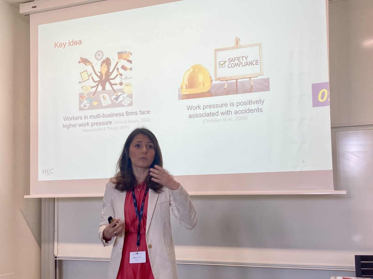 HECKnowledge's tweet photo. The #SnOresearchDay is back this morning!

#HECprof of #HR @De_Stefano_Fede finds that:

1⃣Multitasking increases accidents at work
2⃣Working across services &amp; clients simultaneously
leads to lower promotion probability and lower pay 3⃣Working sequentially leads to the opposite https://t.co/CxibmWpncU