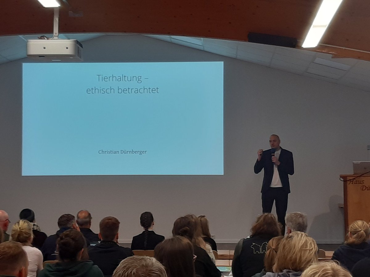 OekohofFlaeming's tweet photo. Richtig cooler Einstiegsvortrag von @Dyrnberg im Cattle Camp auf Haus Düsse! Sehr interessante Impulse zur #Nutztierhaltung im gesellschaftlichen Spannungsfeld der Gegenwart. https://t.co/bWX0gz0rN2