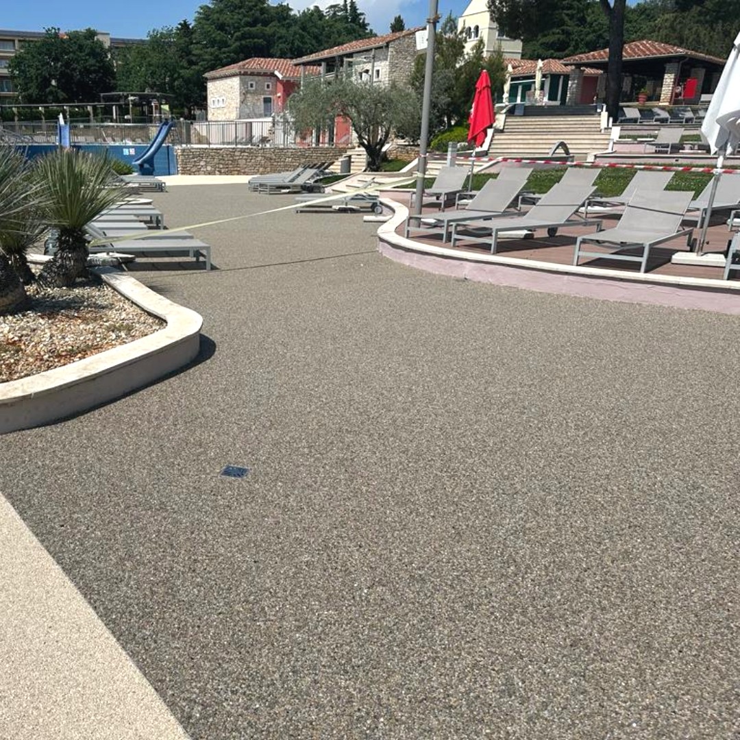 Tecnopol_stms's tweet photo. 🏗️Los pavimentos del tipo stone carpet son un tipo de pavimento continuo.
En este caso, para la pavimentación de este complejo se ha utilizado TECNOFLOOR STF-7020, que es inoloro sin agua ni solventes.🍃♻️

#impermeabilización #construcción #waterproofing #tecnofloor #tecnopol https://t.co/DtgfxLVFVv