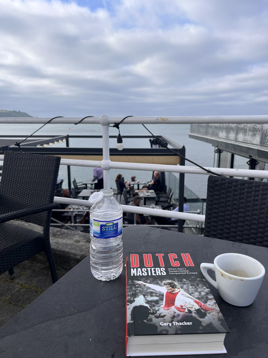 Enjoyable morning on Plymouth Hoe with a great book about a great team. Highly recommended. #TheDutchMasters @All_Blue_Daze @PitchPublishing @thesefootytimes