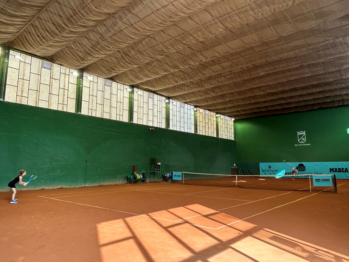 Tenis_pamplona's tweet photo. Acaba de dar comienzo el torneo del Mutua Madrid Open Sub16 2023-2024 de tenis que se celebra durante este fin de semana en nuestras pistas de tenis. Os animamos a acercaros a las pistas para disfrutar de esta destacada competición de tenis. https://t.co/ueyAiB97DG