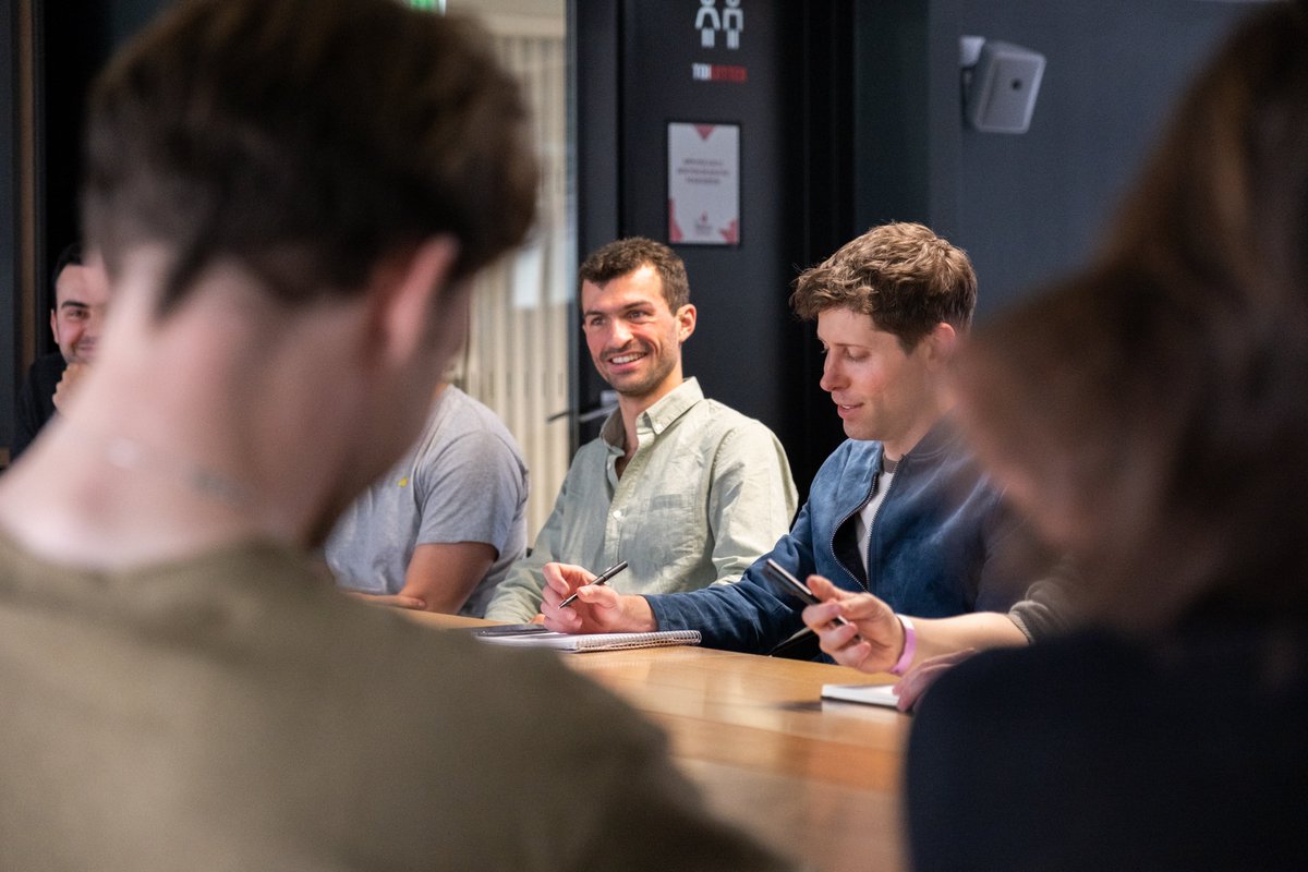 FrG_FM's tweet image. Last Friday, we were invited to join the roundtable discussion with @sama, CEO @OpenAI &amp;amp; former president of YC.

A humbling experience &amp;amp; fitting coincidence, since @quack_ai has been selected to join the prestigious batch of @ycombinator 🚀 

Credits: Romain Ruiz 📸