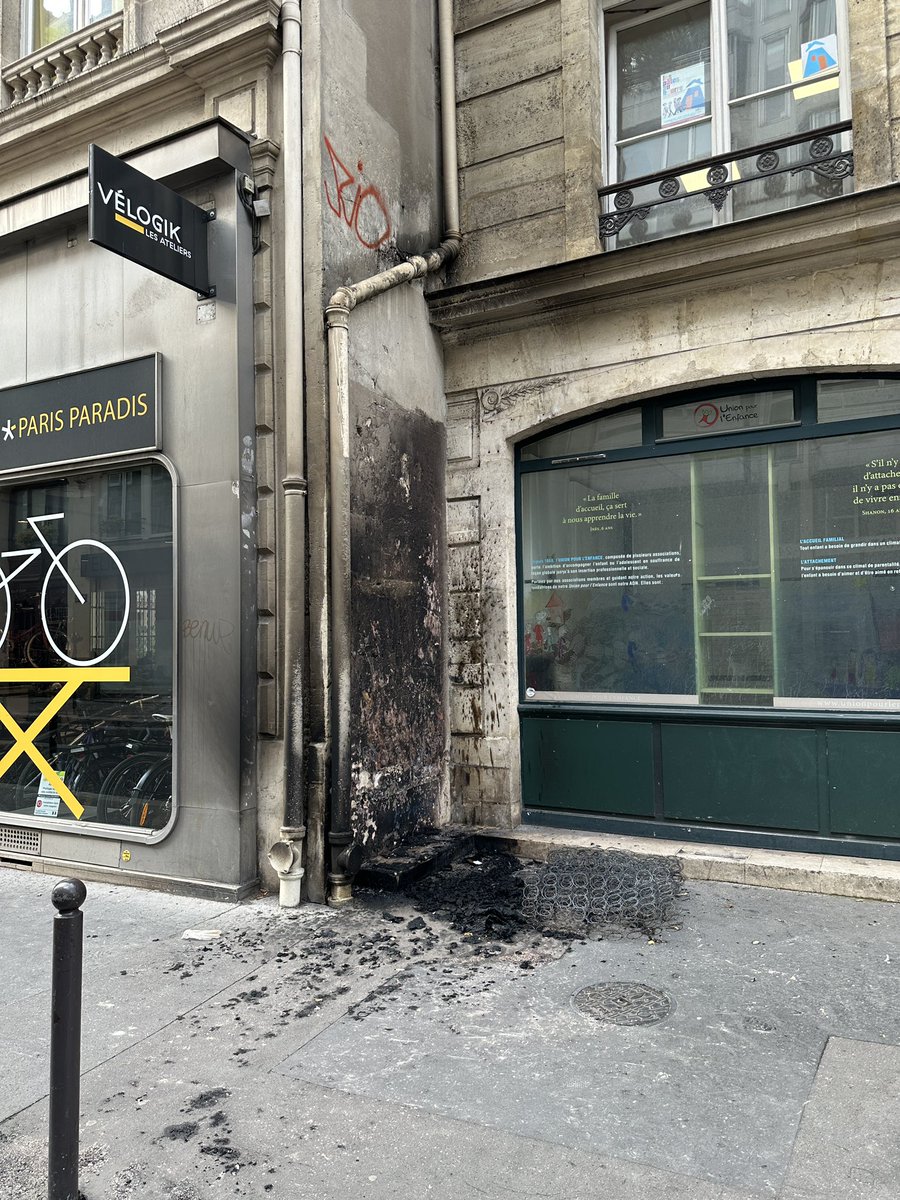 Le verrou moral sur l’incendie volontaire a sauté à #Paris10 , après les poubelles incendiées pour le fun nous avons maintenant le matelas posé sur le trottoir.

L’évacuation des encombrants devient un sujet de sécurité incendie.

#ParisFestif 

cc @prefpolice @PompiersParis