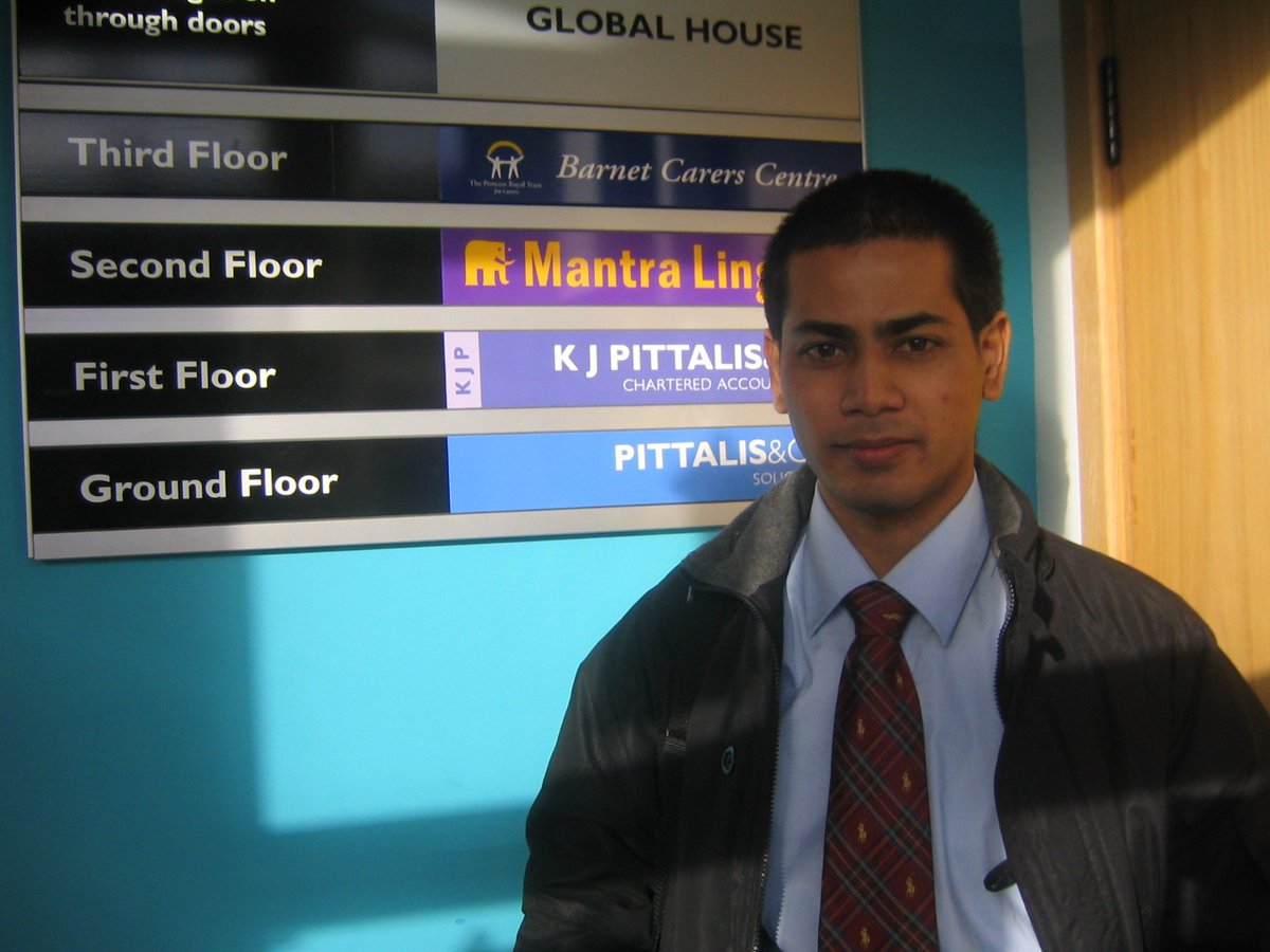 Kapsyen foto:
Temuduga pertama di Mantra Lingua Publisher House London, selepas berpuluh² permohonan ke rumah penerbitan buku kanak-kanak di United Kingdom.

Kata Adi, ini kali pertama dia pakai tie. 😆